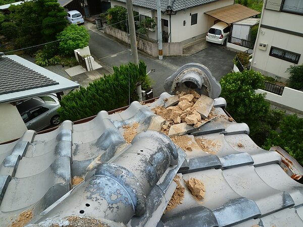 玉名市山田にて地震被害の屋根修理と瓦止め。　　　太洋瓦総工の画像