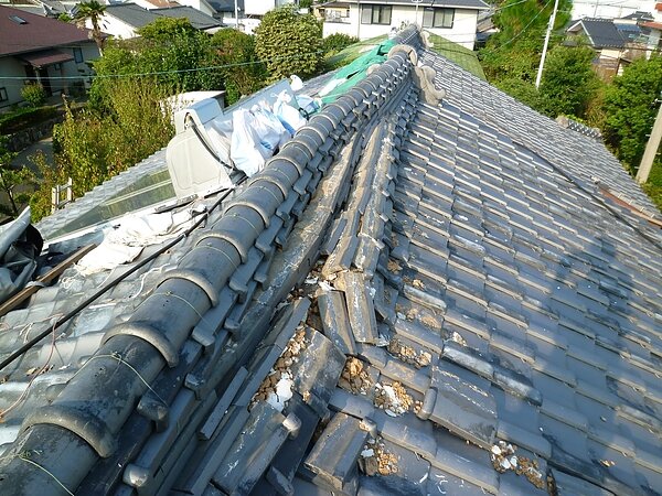 玉名市立願寺において、地震被害の屋根修理。　　太洋瓦総工の画像