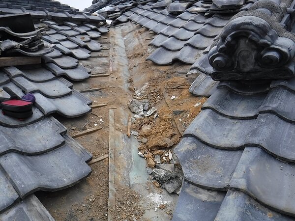 荒尾市桜山において、雨漏り修理・・谷銅板からステンレス板への画像