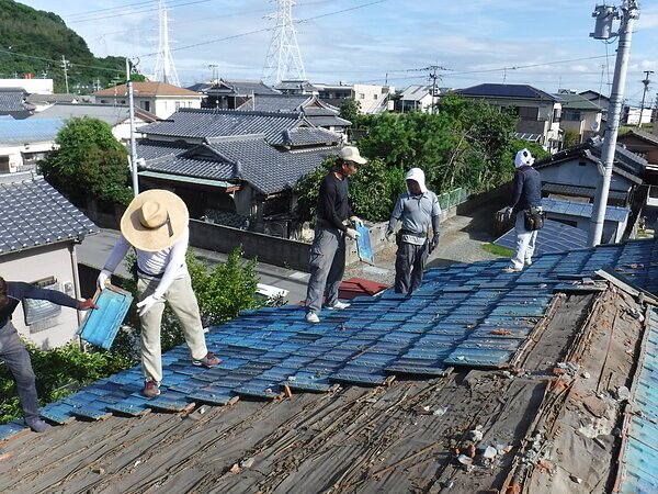 荒尾市において瓦の葺き替えを行います。　　太洋瓦総工の画像