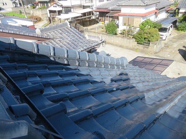 荒尾市本井手にて、屋根瓦の葺き替えの画像