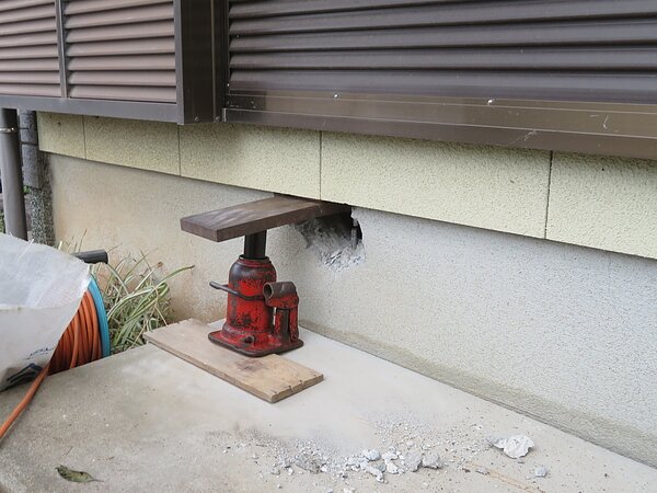 大牟田市三池において傾いた家を起こします。の画像